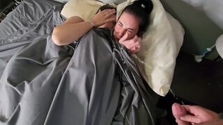 Kettő pici csöcsű barna hajú lányra pisil az ágyban majd pisi áztatta bugyijukban csókolóznak