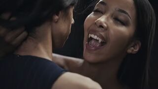Ebony Vampire Mistress Lia Lin elcsábít egy kolumbiai méretes csöcsű tini csajszit a Vampired kemény domina játékában